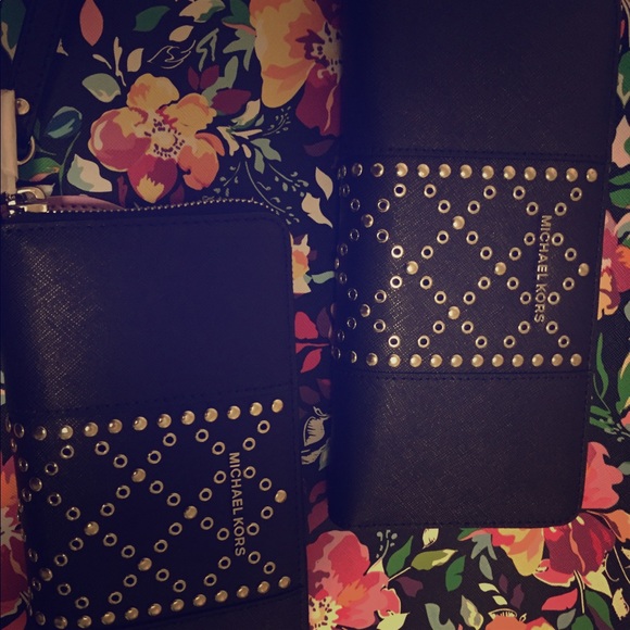 Michael Kors Handbags - Mk Wallets